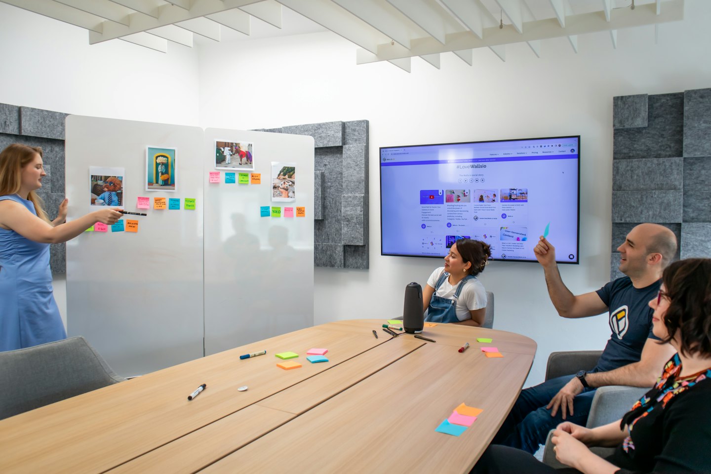 Colleghi che fanno brainstorming con post-it su una lavagna.